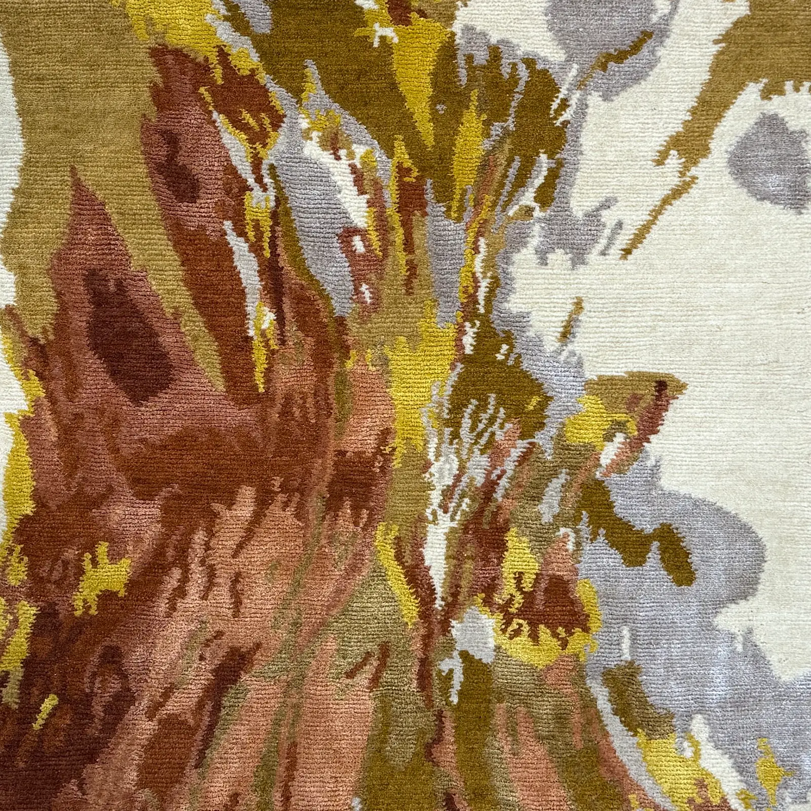 Abstract design of Juno Autumn rug by Vaheed Taheri, featuring autumn colors in a hand-knotted wool and silk texture.